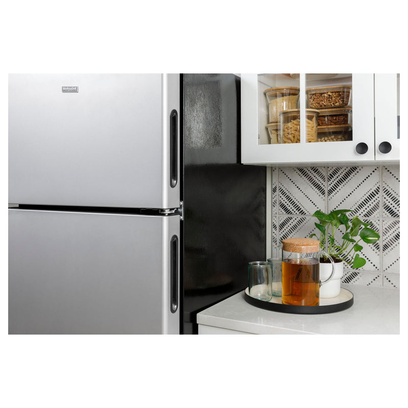 Hotpoint 28-inch, 17.5 cu.ft. Freestanding Top Freezer Refrigerator HPS18BGNRSH IMAGE 5